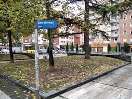 Plaza de Santo Domingo en Vitoria con señalización y árboles en otoño