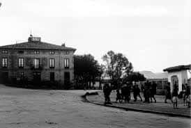 Plaza de Santo Domingo en blanco y negro con personas caminando frente al edificio histórico