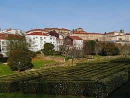 Panorámica del laberinto de setos con edificios históricos de Santiago al fondo