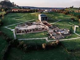 Vista aérea de las ruinas de la Villa Romana de Veranes con el edificio moderno de protección