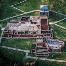 Plano cenital de los cimientos y estructuras de la villa romana en su entorno verde