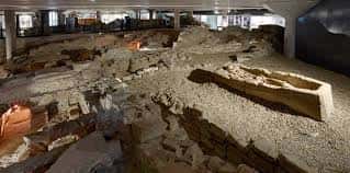 Vista general de las ruinas arqueológicas de las termas romanas en el interior del museo