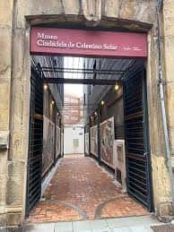 Entrada principal al Museo de la Ciudadela de Celestino Solar con letrero identificativo
