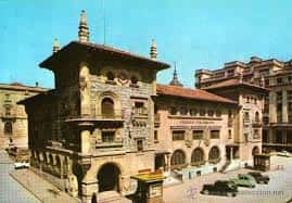 Vista exterior del histórico edificio de Correos en Vitoria-Gasteiz con arquitectura clásica y plaza circundante
