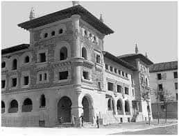 Fachada principal del edificio de Correos en Vitoria-Gasteiz en blanco y negro, mostrando detalles arquitectónicos y arcos