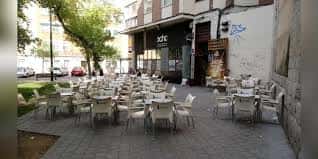 Terraza exterior de El Tío Molonio con mesas y sillas dispuestas para eventos