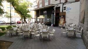 Vista frontal del local El Tío Molonio en Valladolid con ambiente urbano