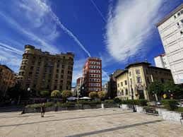Vista panorámica de la Plaza del Seis de Agosto con edificios históricos y cielo despejado