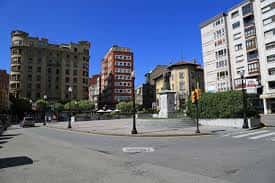 Plaza del Seis de Agosto con monumento central y entorno urbano