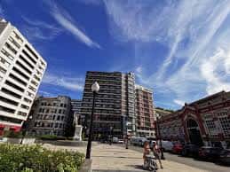 Plaza del Seis de Agosto con arquitectura moderna y tradicional bajo cielo azul