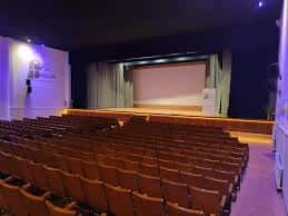 Interior del Teatro Colegio Niño Jesús con butacas y escenario