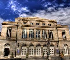 Fachada principal del Gran Hotel Regente en Oviedo con arquitectura clásica y cielo dramático
