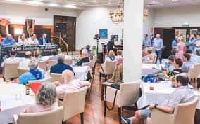 Evento social en el salón del Club Cocherito de Bilbao con invitados sentados