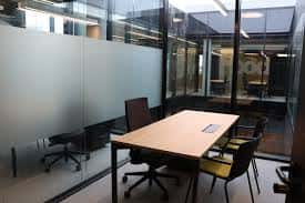Sala de reuniones con mesa de trabajo y sillas en el Centro de Iniciativas Empresariales
