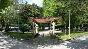Entrada a la Plaza de Leire con estructura de madera y vegetación circundante