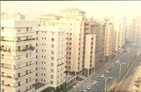 Vista panorámica de la Avenida Sancho el Fuerte con edificios residenciales y tráfico