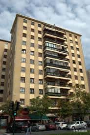 Edificio residencial en la Avenida Sancho el Fuerte con balcones y entorno urbano
