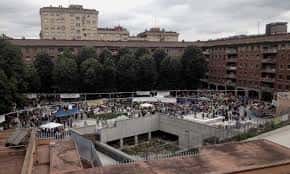 Vista panorámica de la Plaza Corazón de María con multitud de personas y eventos al aire libre