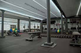 Interior del gimnasio con columnas y equipo deportivo