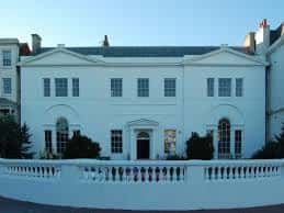 Vista frontal de Marlborough House en Brighton con fachada blanca y balaustrada