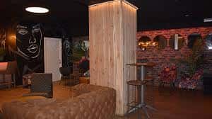 Interior del local con decoración moderna y zona de bar