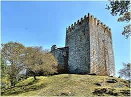Vista exterior de la torre principal de la Fortaleza de San Paio de Narla bajo cielo despejado