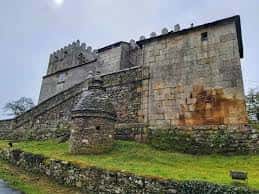 Vista general del conjunto arquitectónico de la fortaleza con su torre y murallas