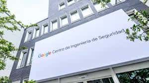 Fachada exterior del Google Safety Engineering Center con letrero oficial