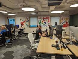 Interior de oficina del centro con equipos y decoración de Google
