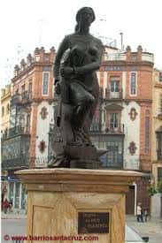 Monumento al Arte Flamenco en Sevilla con fondo de edificios históricos