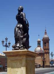 Monumento al Arte Flamenco con la torre de la iglesia del Carmen al fondo