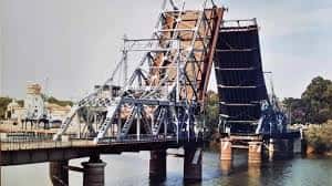 Puente de Alfonso XIII en posición de apertura, revelando su mecanismo de elevación sobre el río