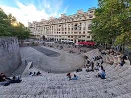 Plaza de Zumaia con escalinata de piedra y personas sentadas disfrutando del atardecer