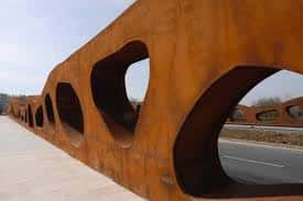 Puente de Abetxuko en Vitoria con su distintiva estructura de acero corten y aberturas curvas