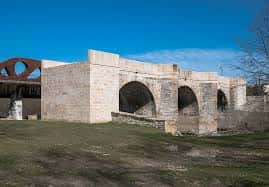 Vista del Puente Viejo de Abetxuko en piedra junto al Puente Nuevo