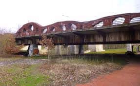 Puente de Abetxuko en Vitoria con su diseño moderno y entorno natural