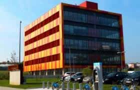 Vista exterior del edificio de Comisiones Obreras de Cantabria con fachada moderna y colores vibrantes