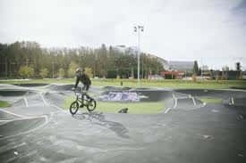 Circuito de pump track en Pamplona con ciclista en acción