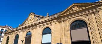 Fachada clásica del Mercado de La Bretxa bajo un cielo azul despejado