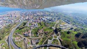 Vista aérea panorámica de la zona de Monte Martelo en A Coruña, mostrando la costa y la infraestructura vial