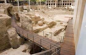 Vista panorámica de las ruinas del teatro romano con pasarelas de madera para visitantes