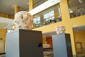 Exposición de esculturas romanas en pedestales dentro del espacio museístico con arquitectura contemporánea