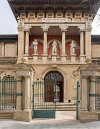 Fachada principal del Museo de Zaragoza con columnas y estatuas