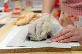 Manos trabajando con arcilla en un taller de cerámica