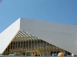 Fachada moderna del edificio con estructura geométrica y grandes ventanales