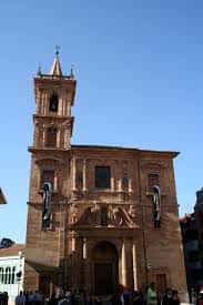 Vista exterior de la fachada principal de la Iglesia de San Isidoro el Real en Oviedo