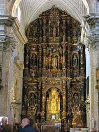 Altar mayor ricamente decorado con detalles dorados y esculturas religiosas