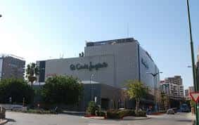 Fachada frontal del centro comercial El Corte Inglés Málaga en día soleado