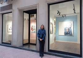 Fachada de la Galería Olga Julián con ventanales y exposición visible