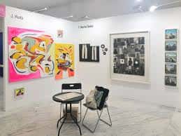 Interior de la galería con obras de arte contemporáneo en exhibición